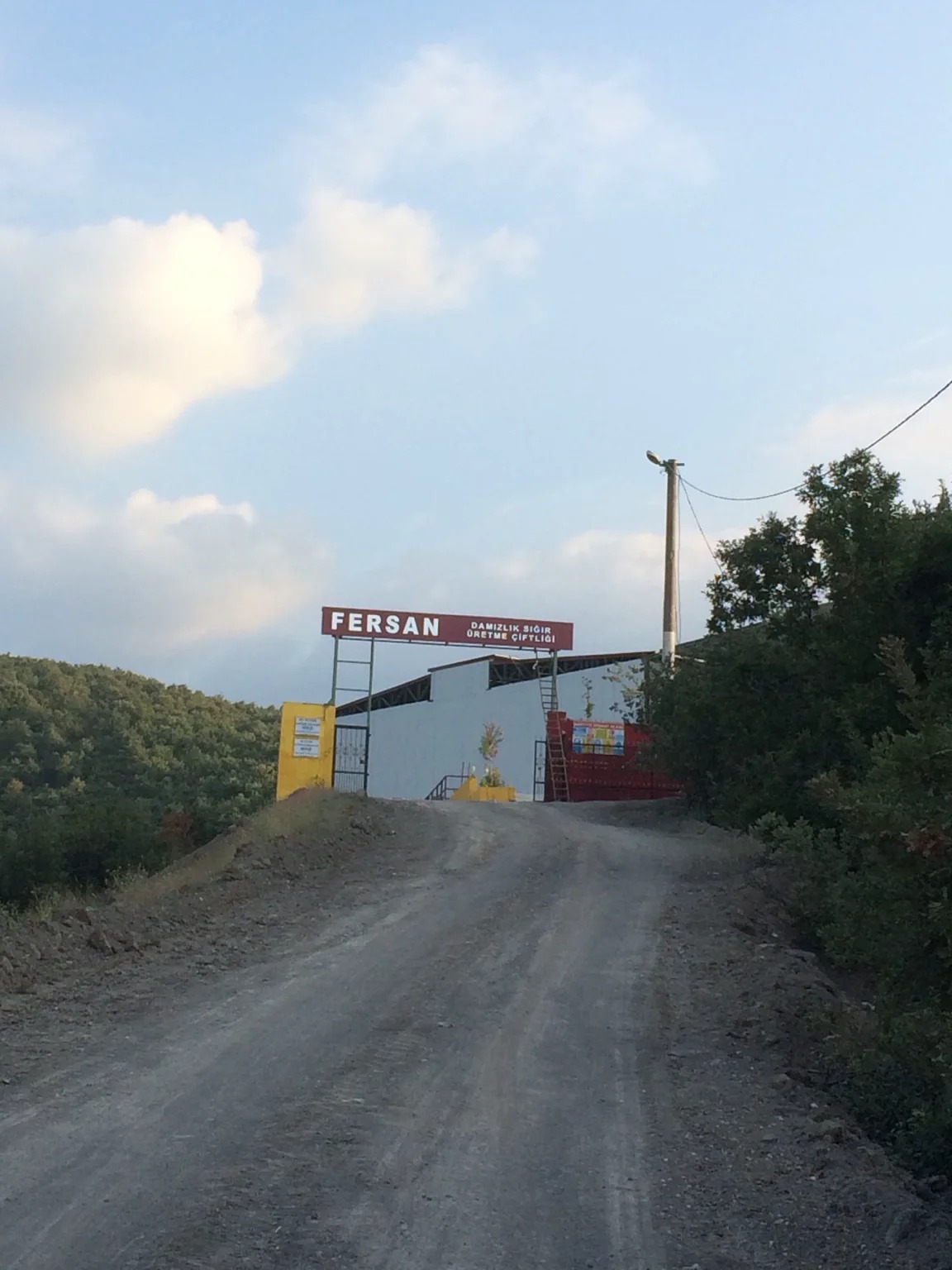 Yalova Kadıköy'deki Fersan Damızlık Sığır Üretim Çiftliği giriş tabelası