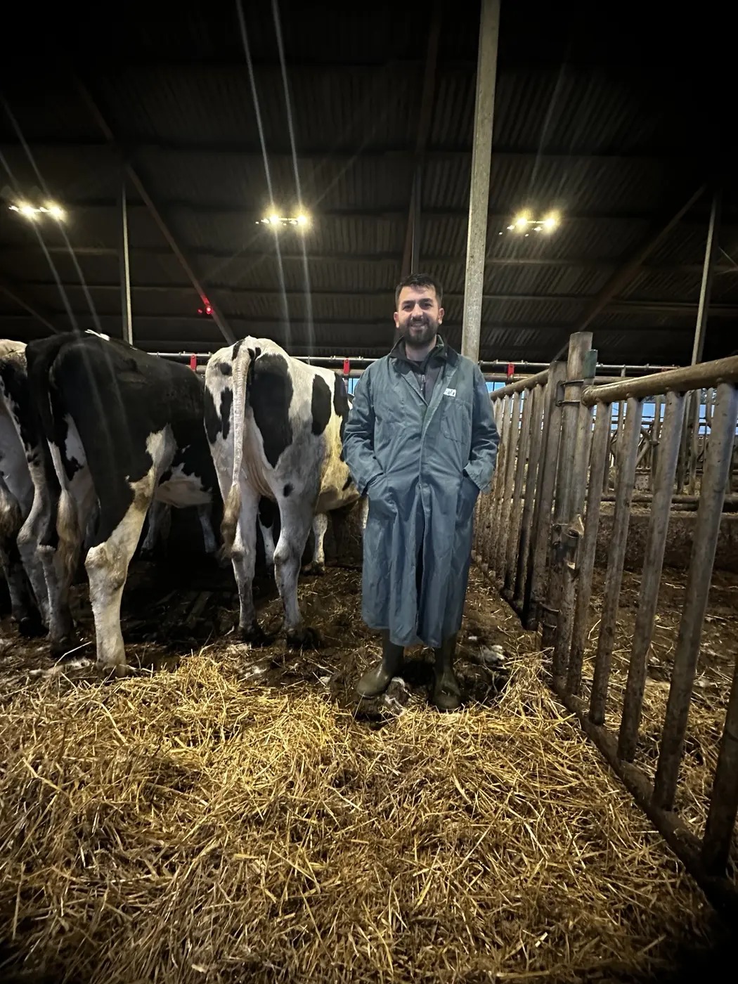 Fersan Livestock saha uzmanı seçilen Holstein sığırlarla birlikte